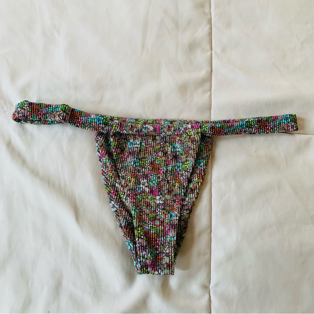 Salty Honey Textured Floral Swim Bottom Size Meidum